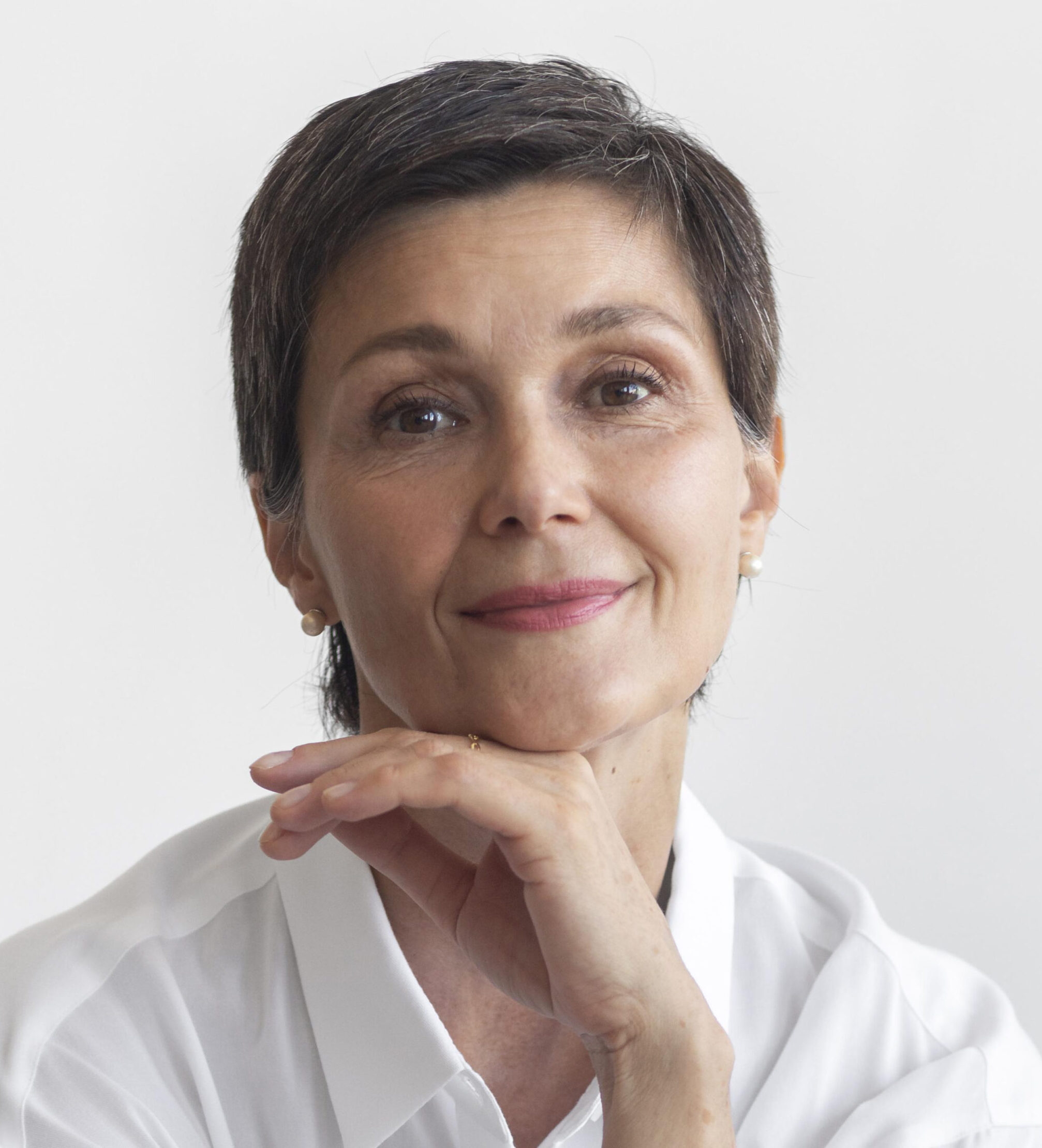 White elegant woman 45+