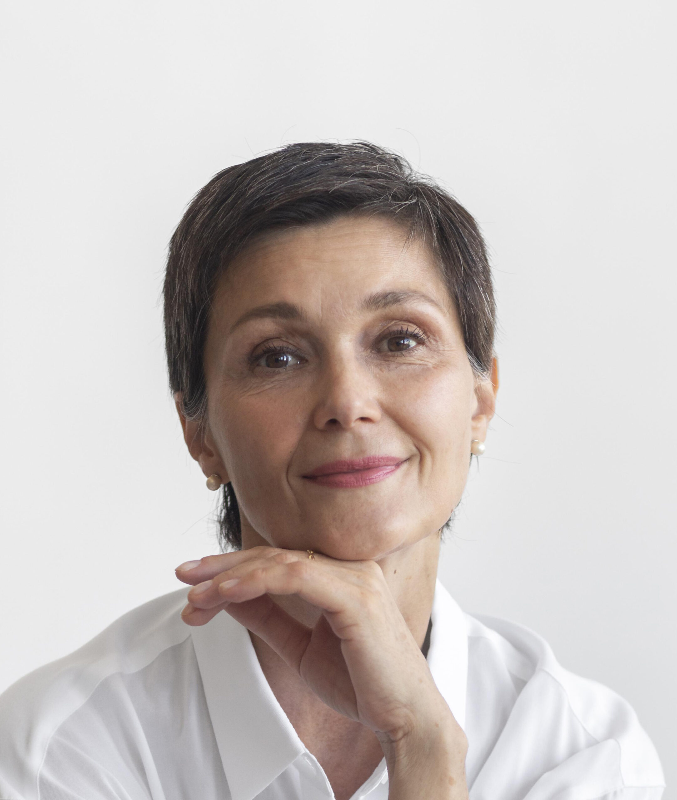 White elegant woman 45+